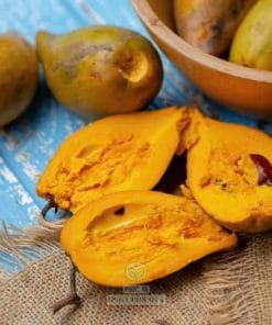 Bổ đôi trái lê ki ma Thái thơm ngon sớ thịt vàng rực tại Phúc An