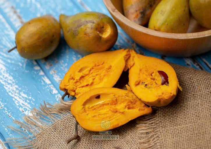Bổ đôi trái lê ki ma Thái thơm ngon sớ thịt vàng rực tại Phúc An